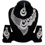 *Молочное и золотое индийское украшение на шею со стразами