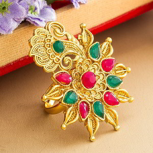 Позолоченное индийское кольцо с разноцветными стразами