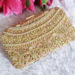 Кремовая сумочка-футляр, украшенная вышивкой с бисером и стразами