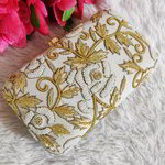 Молочная женская индийская сумочка-клатч, украшенная вышивкой с бисером