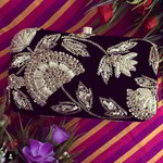 Тёмно-синяя индийская сумочка-клатч, украшенная вышивкой с бисером и пайетками