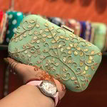 Светло-зелёный индийский женский клатч, украшенный вышивкой