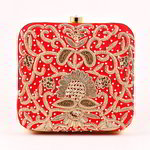 Красная индийская сумочка, украшенная вышивкой с люрексом и пайетками