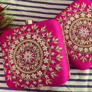 Розовая женская сумочка-клатч, украшенная вышивкой
