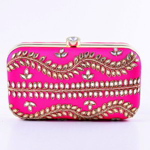 Розовая шёлковая женская сумочка-клатч с искусственными камнями