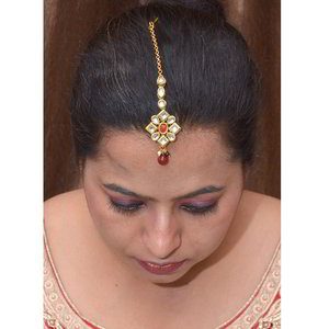 Бордовое и золотое латунное индийское украшение на голову (манг-тика) с искусственными камнями