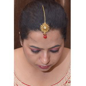 Золотое индийское украшение на голову (манг-тика) из латуни с искусственными камнями