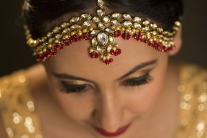 Бордовое и золотое индийское украшение на голову (манг-тика) с искусственными камнями