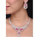 *Золотое индийское украшение на шею со стразами