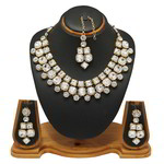 *Молочное индийское украшение на шею