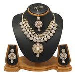 *Молочное индийское украшение на шею со стразами