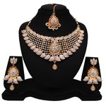 *Молочное и золотое индийское украшение на шею