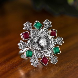 Бордовое и серебристое женское индийское кольцо со стразами