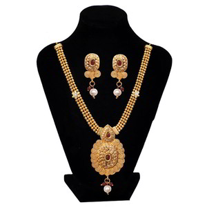 Молочное и золотое индийское украшение на шею с бисером