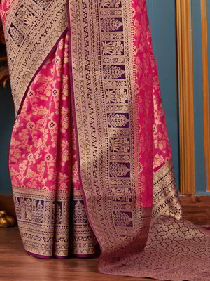 Розовое и цвета фуксии шёлковое индийское сари, украшенное вышивкой