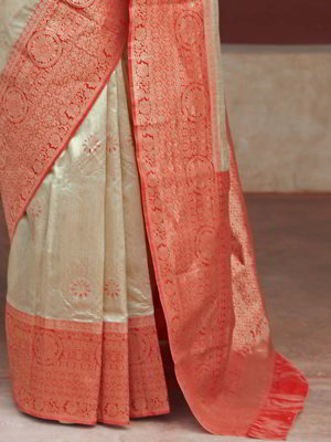 Кремовое шёлковое индийское сари, украшенное вышивкой