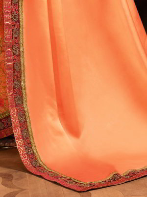 Персиковое индийское сари, украшенное вышивкой