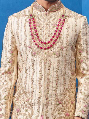 Бежевый и розовый шёлковый индийский свадебный мужской костюм