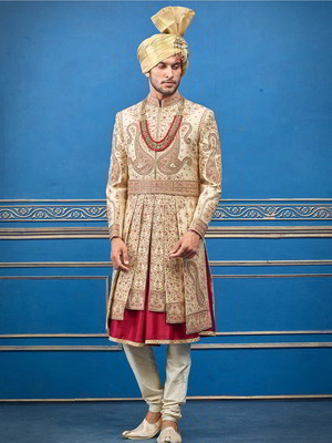 Бежевый шёлковый индийский свадебный мужской костюм