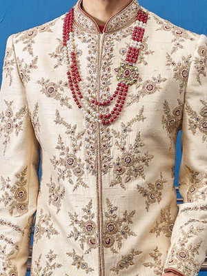 Пурпурный, бежевый и кремовый шёлковый индийский свадебный мужской костюм