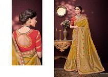 *Жёлтое и золотое шёлковое жаккардовое оригинальное индийское сари, украшенное вышивкой со стразами, стразами