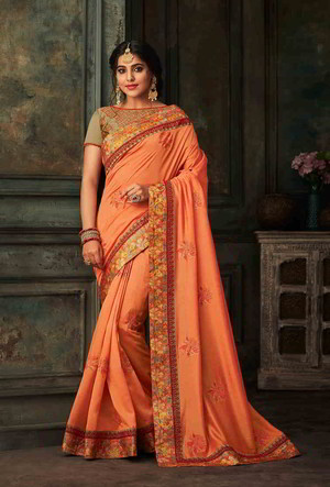 Оранжевое индийское сари из шёлка, украшенное вышивкой с стразами