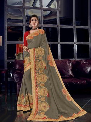 Серое шёлковое индийское сари, украшенное вышивкой люрексом, скрученной шёлковой нитью со стразами, стразами