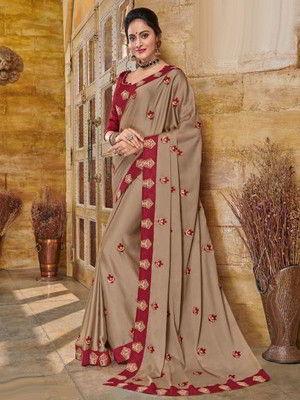 Бежевое индийское сари из креп-жоржета, украшенное вышивкой с стразами