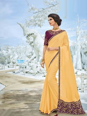 Жёлтое индийское сари из шёлкового атласа, украшенное вышивкой люрексом, печатным рисунком со стразами, стразами
