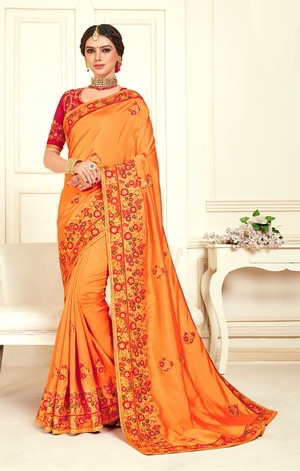 Оранжевое шёлковое индийское сари, украшенное вышивкой с стразами