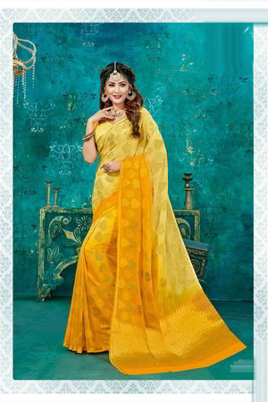 Жёлтое шёлковое индийское сари, украшенное вышивкой люрексом