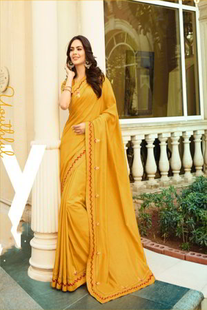 Жёлтое индийское сари, украшенное вышивкой