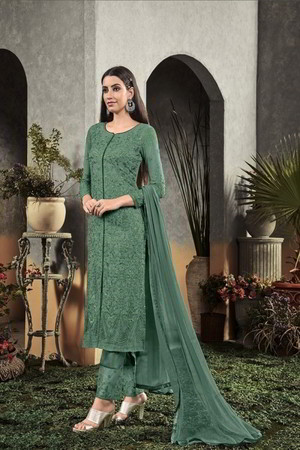 Зелёное платье / костюм из креп-жоржета, украшенное вышивкой