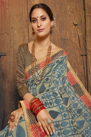Серое жаккардовое и шёлковое индийское сари, украшенное вышивкой