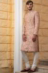 Персиковый национальный индийский свадебный мужской костюм / шервани, украшенный вышивкой с бисером и пайетками
