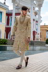 Кремовый национальный индийский свадебный мужской костюм / шервани, украшенный вышивкой с пайетками
