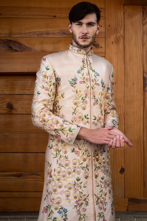 Светло-розовый индийский свадебный мужской костюм / шервани из хлопка с шёлком, украшенный скрученной шёлковой нитью с бисером, пайетками