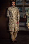 Серый национальный индийский свадебный мужской костюм