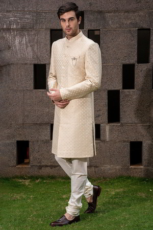 Бежевый шёлковый индийский свадебный мужской костюм / шервани, украшенный скрученной шёлковой нитью