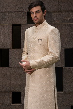 Бежевый шёлковый индийский свадебный мужской костюм / шервани, украшенный скрученной шёлковой нитью