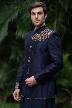 Синий хлопко-шёлковый индийский свадебный мужской костюм / шервани, украшенный вышивкой