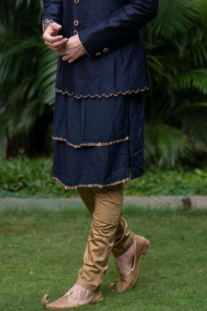 Синий хлопко-шёлковый индийский свадебный мужской костюм / шервани, украшенный вышивкой