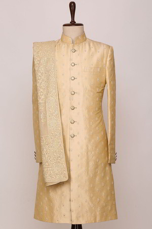Бежевый хлопко-шёлковый индийский свадебный мужской костюм / шервани, украшенный вышивкой