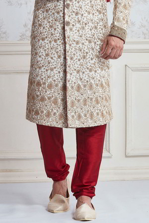Белый хлопко-шёлковый индийский свадебный мужской костюм / шервани, украшенный скрученной шёлковой нитью