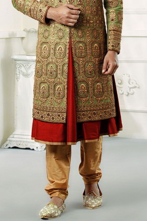 Зелёный шёлковый индийский свадебный мужской костюм / шервани, украшенный вышивкой люрексом, скрученной шёлковой нитью со стразами, бисером