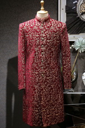 Бордовый и красный хлопко-шёлковый и бархатный индийский свадебный мужской костюм / шервани, украшенный скрученной шёлковой нитью, вышивкой