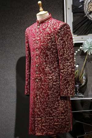 Бордовый и красный хлопко-шёлковый и бархатный индийский свадебный мужской костюм / шервани, украшенный скрученной шёлковой нитью, вышивкой