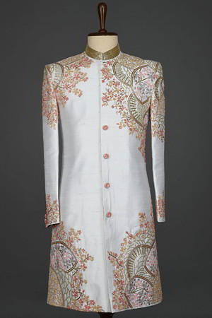 Серый хлопко-шёлковый индийский свадебный мужской костюм / шервани, украшенный вышивкой с бисером