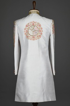 Серый хлопко-шёлковый индийский свадебный мужской костюм / шервани, украшенный вышивкой с бисером