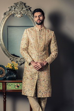 Кремовый хлопко-шёлковый индийский свадебный мужской костюм / шервани, украшенный скрученной шёлковой нитью